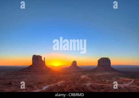 Avec Sunrise mesas, West Mitten Butte, East Mitten Butte, Merrick Butte, une route panoramique, Monument Valley, Navajo Tribal Park Banque D'Images