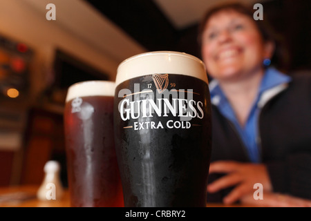 Pinte de Guinness, la bière stout, Mary McBride's Pub, Cushendall, comté d'Antrim, en Irlande du Nord, Royaume-Uni, Europe Banque D'Images