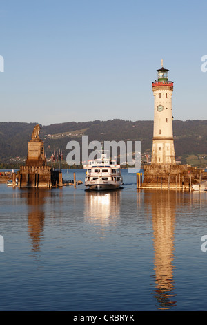 Avec le phare du port Lion bavarois, Lindau, sur le lac de Constance, souabe, Bavière, Allemagne, Europe Banque D'Images