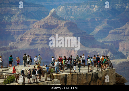 Les touristes sur Mather Point Lookout, surplombant le Temple d'Isis, le Parc National du Grand Canyon, South Rim, Arizona Banque D'Images