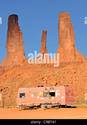 Caravane pour la vente de souvenirs Navajo, des pinacles, des trois Sœurs en formation, Monument Valley Navajo Tribal Park Banque D'Images