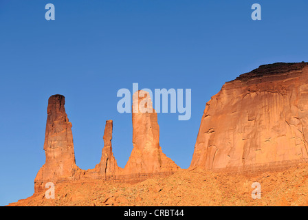 Trois Sœurs pinacles et Mitchell Mesa, rock formation à Monument Valley, Navajo Tribal Park, Nation Navajo Reservation Banque D'Images