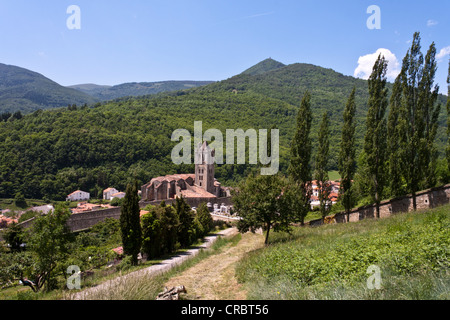 Une vue sur l'église et village de Prats-de-Mollo-la-Preste, Languedoc-Roussillon, France Banque D'Images