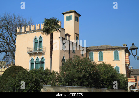 Villa au bord du lac, sur le lac de Garde, Bardolino, province de Vérone, Vénétie, Italie, Europe Banque D'Images