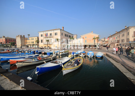 Bateaux de pêche dans le port et la promenade au bord du Lac de Garde, Bardolino, province de Vérone, Vénétie, Italie Banque D'Images