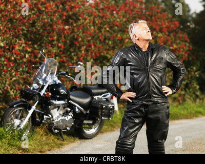 Homme plus âgé en moto avec cuir Banque D'Images