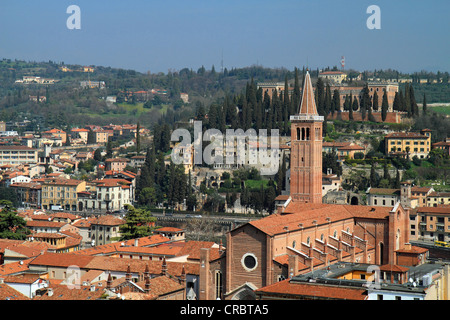 Vue depuis la tour Lamberti vers l'église de Sant'Anastasia et les collines de San Pietro, Vérone, Vénétie, Italie, Europe Banque D'Images