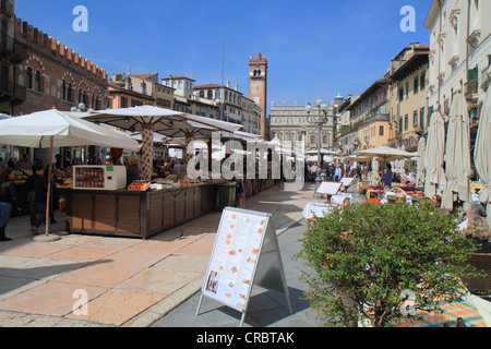 Piazza delle Erbe square, Vérone, Vénétie, Italie, Europe Banque D'Images