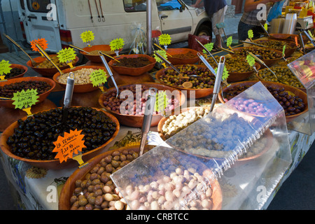 Une échoppe de marché vendre des olives fraîches à Céret, Pyrénées-Orientales, France Banque D'Images