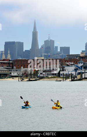 Les canoéistes en face de l'horizon avec le quartier financier, la Transamerica Pyramid, tours de brucelles, 345 California Center, San Banque D'Images