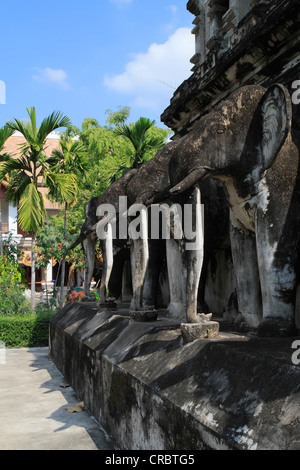 Chedi avec statues d'éléphants dans le complexe du temple Wat Chiang Man, Chiang Mai, Thaïlande, Asie Banque D'Images