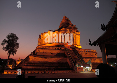 Ruines de la stupa dans le temple bouddhiste de Wat Chedi Luang, Chiang Mai, Thaïlande, Asie Banque D'Images