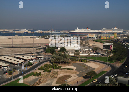 Dubai Maritime City avec le motor yachts Dubai, l'ombre et ancien bateau de croisière Queen Elizabeth 2, Dubaï Banque D'Images