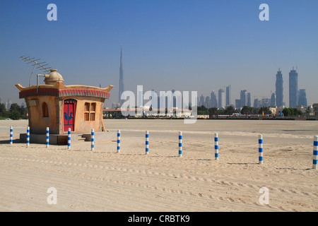 Jumeirah Beach avec, à gauche le Burj Khalifa, le plus haut bâtiment au monde, Dubaï, Émirats arabes unis, Moyen Orient Banque D'Images