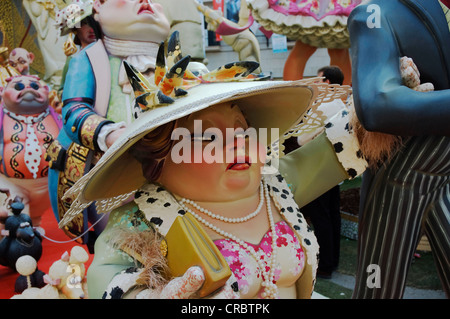 Carnaval de pétrole brut et de personnages Sculptures satiriques lors d'un défilé, Festival, festival Falles Fallas de Valence au début du printemps Banque D'Images
