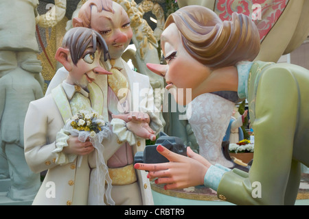 Carnaval de pétrole brut et de sculptures, personnages satiriques femme filmer un mariage gay, Fallas Festival, festival Falles à Valence Banque D'Images