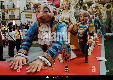 Femme dominant un homme, hommes de dérouler le tapis rouge, le pétrole brut et les personnages de carnaval sculptures satiriques lors d'un défilé, Banque D'Images