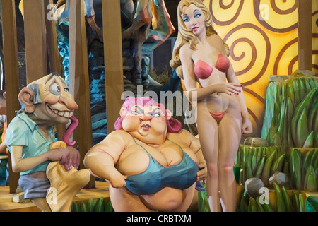 Carnaval de pétrole brut et de personnages Sculptures satiriques lors d'un défilé, Festival, festival Falles Fallas de Valence au début du printemps Banque D'Images
