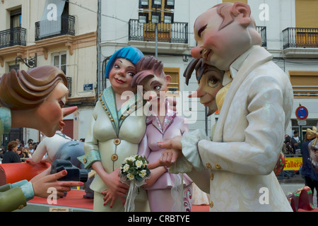 Carnaval de pétrole brut et de personnages Sculptures satiriques lors d'un défilé, Festival, festival Falles Fallas de Valence au début du printemps Banque D'Images