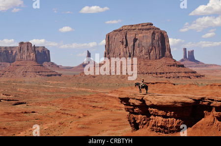 John Ford's Point de vue touristique, à cheval, à l'Est Mitten Butte, West Mitten Butte, Merrick Butte, Castle Butte, l'Ours et Banque D'Images