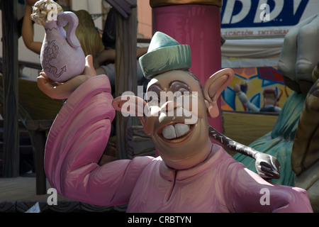 Carnaval de pétrole brut et de personnages Sculptures satiriques lors d'un défilé, Festival, festival Falles Fallas de Valence au début du printemps Banque D'Images