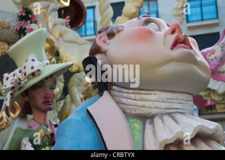 Carnaval de pétrole brut et de personnages Sculptures satiriques lors d'un défilé, Festival, festival Falles Fallas de Valence au début du printemps Banque D'Images