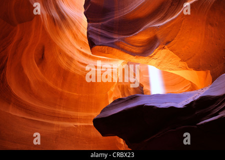 Faisceau de lumière, le grès rouge de la formation de Moenkopi, formations rocheuses, de couleurs et de textures dans le haut Antelope Canyon fente Banque D'Images
