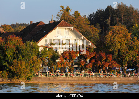 Hôtel au bord du lac avec jardin à bière dans Ammerland, Muensing, Berlin ou le lac Le lac de Starnberg, cinq lacs, Haute-Bavière Banque D'Images