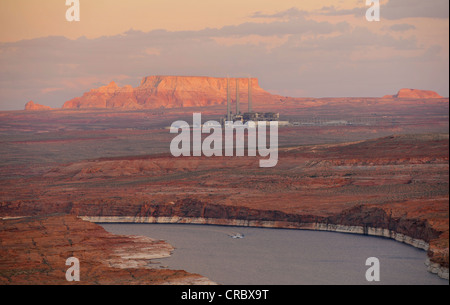 Vue de Wahweap View donnent sur les plaines pour le Navajo power plant dans la lumière du soir, le Lac Powell, Banque D'Images