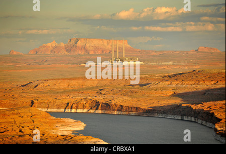 Vue de Wahweap View donnent sur les plaines pour le Navajo power plant dans la lumière du soir, le Lac Powell, Banque D'Images