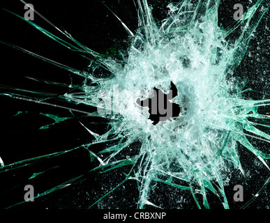 Verre avec trou de balle Banque D'Images