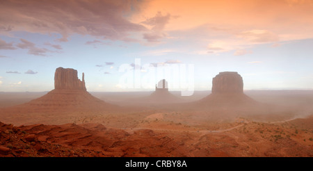 Tempête de sable avant un orage dans la lumière du soir, mesas, West Mitten Butte, East Mitten Butte, Merrick Butte, Scenic Drive Banque D'Images