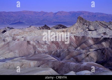 Vue de Zabriskie Point à Manly Beacon avec ses roches érodées par les minéraux colorés, Panamint range à l'arrière, l'aube Banque D'Images