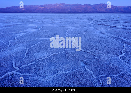 Pan de sel, les cristaux de sel, avant le lever du soleil dans le bassin de Badwater, Dawn, Panamint Range, Death Valley National Park, désert de Mojave Banque D'Images