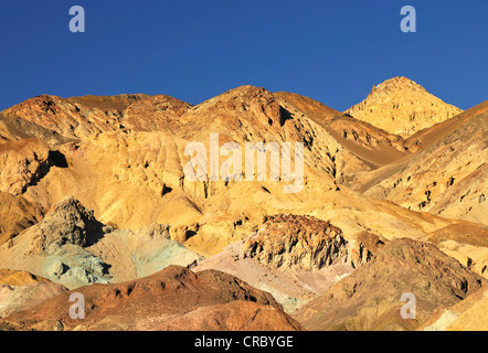 Les roches érodées, coloré par les minéraux, le long de la route de Badwater dans la soirée, la lumière, l'artiste de route, dusk Banque D'Images