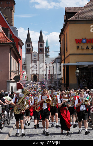 Défilé en costume traditionnel lors de la Festival Kiliani, Domstrasse, Wuerzburg, en Basse-franconie, Franconia, Bavaria Banque D'Images