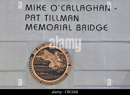 Plaque commémorative, Mike O'Callaghan et Pat Tillman Memorial Bridge, le Barrage Hoover, by-pass, Lake Mead National Recreation Area Banque D'Images