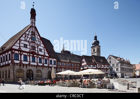 Chateau De square avec mairie et église Saint-Martin, Forchheim, la Suisse franconienne, Haute-Franconie, Franconia Banque D'Images