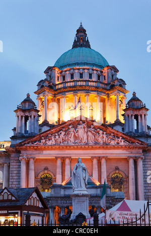 Statue de la reine Victoria devant l'Hôtel de ville, Belfast, Irlande du Nord, en Irlande, Grande-Bretagne, Europe, PublicGround Banque D'Images