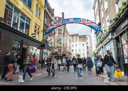 Signes et boutiques et shoppers à Carnaby Street London UK Banque D'Images
