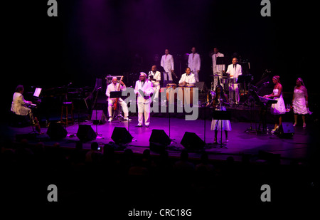 Afro Cuban All Stars avec Juan de Marcos Gonzalez au London's Latin Music Festival La linea, Barbican Hall, Londres, UK 2012 Banque D'Images