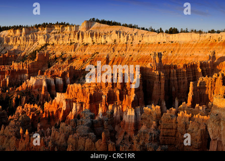 Des formations rocheuses et des cheminées, vue de Sunset Point vers Bryce Point, Bryce Canyon National Park, Utah Banque D'Images