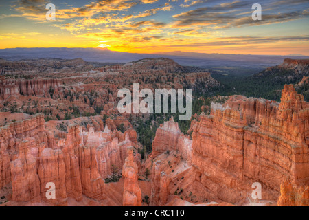 Des formations rocheuses et des cheminées, le Pape et le marteau de Thor, sunrise, Sunset Point, Bryce Canyon National Park, Utah Banque D'Images
