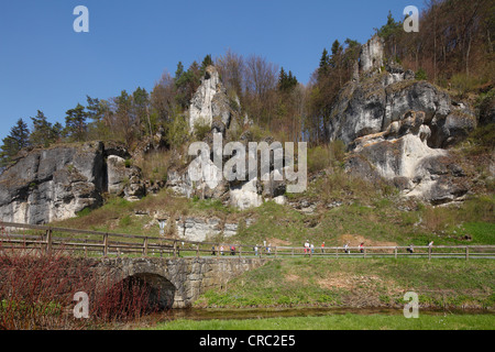 Trubachtal vallée avec le pont romain près de l'usine Schloettermuehle, Obertrubach, petite Suisse, Haute-Franconie Banque D'Images