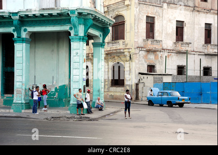 En face d'un immeuble d'angle sur la place du Prado, Paseo de Marti, un boulevard dans le centre-ville de La Havane, Centro Habana, Cuba Banque D'Images