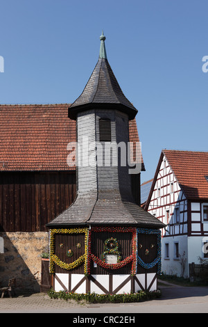 Bien Brunnenhaus house en Birkenreuth, Pâques bien, municipalité de Wiesenttal, petite Suisse, Haute-Franconie, Franconia Banque D'Images