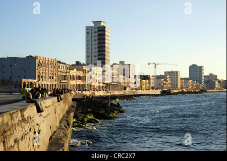 Sur le Malecon sea wall, Avenida de Antonio Maceo, un boulevard le long du centre-ville de La Havane, Centro Habana, Cuba Banque D'Images