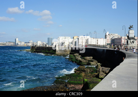 Malecon sea wall, Avenida de Antonio Maceo, un boulevard le long du centre-ville de La Havane, Centro Habana, Cuba, Grandes Antilles Banque D'Images