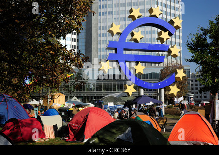 Camp de protestation de l'Occuper Francfort déplacement devant le symbole de l'euro, monnaie banque centrale européenne BCE Banque D'Images