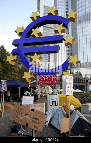 Camp de protestation de l'Occuper Francfort mouvement, manifestation contre le système financier en face du symbole de l'euro Banque D'Images